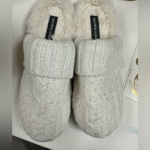 Cute cable knit Saks Fifth Avenue Slippers. White sparkle Ladies size 9/10 furry